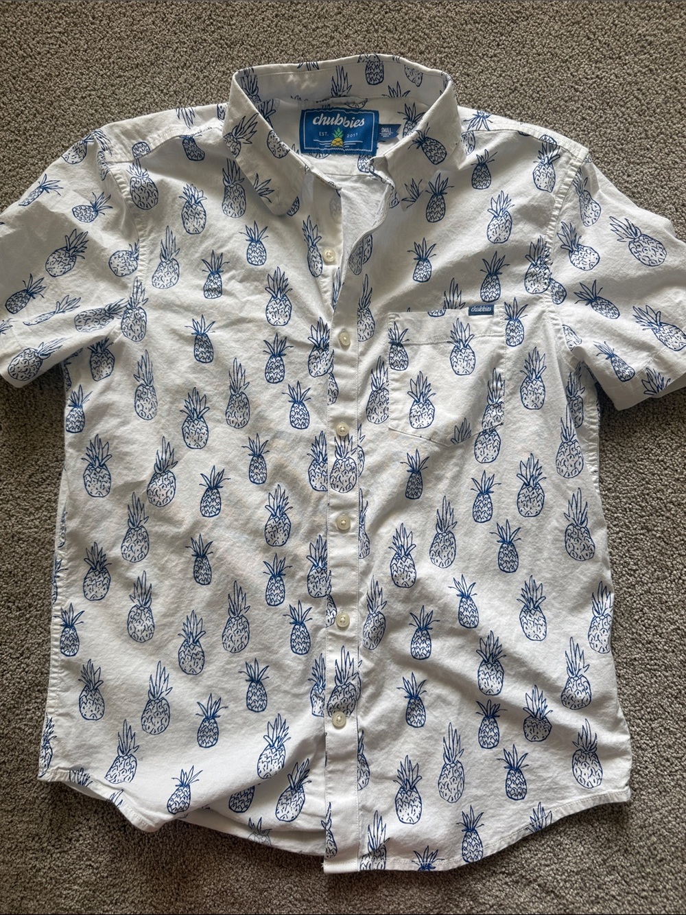 chubbies White Short-Sleeve Button-Down Shirt with Blue Pineapple Print